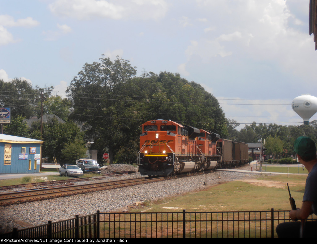 BNSF 9020 leading a NS coal train